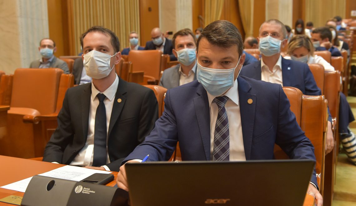 Bogdan Rodeanu, deputat USR: “Am început sesiunea parlamentară cu un protest în semn de solidaritate cu românii gazați în Piața Victoriei”